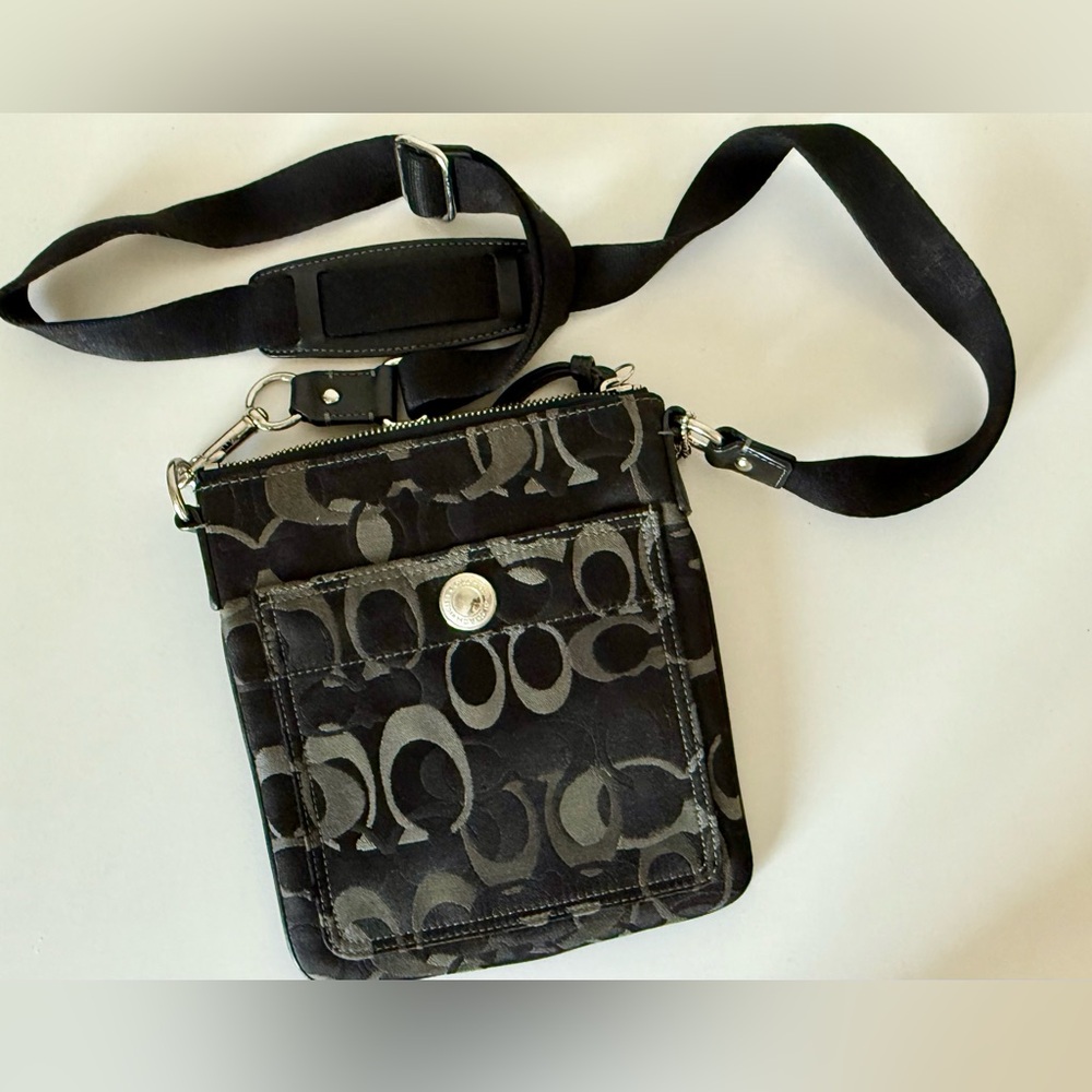 Coach Signature Jacquard Small Crossbody Swingpack – Black/Gray